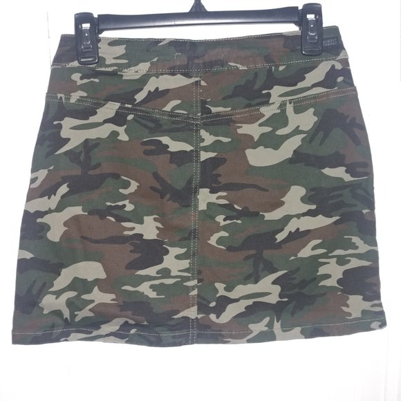 Almost Famous: Camo Print High Rise  Button Front Denim Mini Skirt - JR Size 7 - Picture 5 of 7